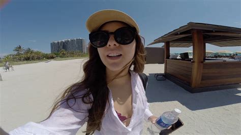 MUJER ENCUERADA EN LA PLAYA!